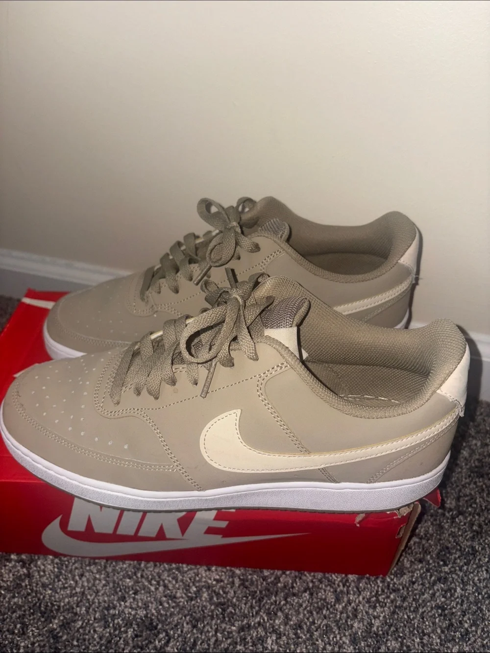Nike Men's Low-Top Sneakers in Taupe and Cream